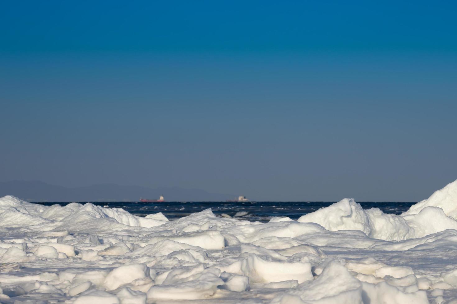 vista sul mare con costa in ghiaccio e neve foto