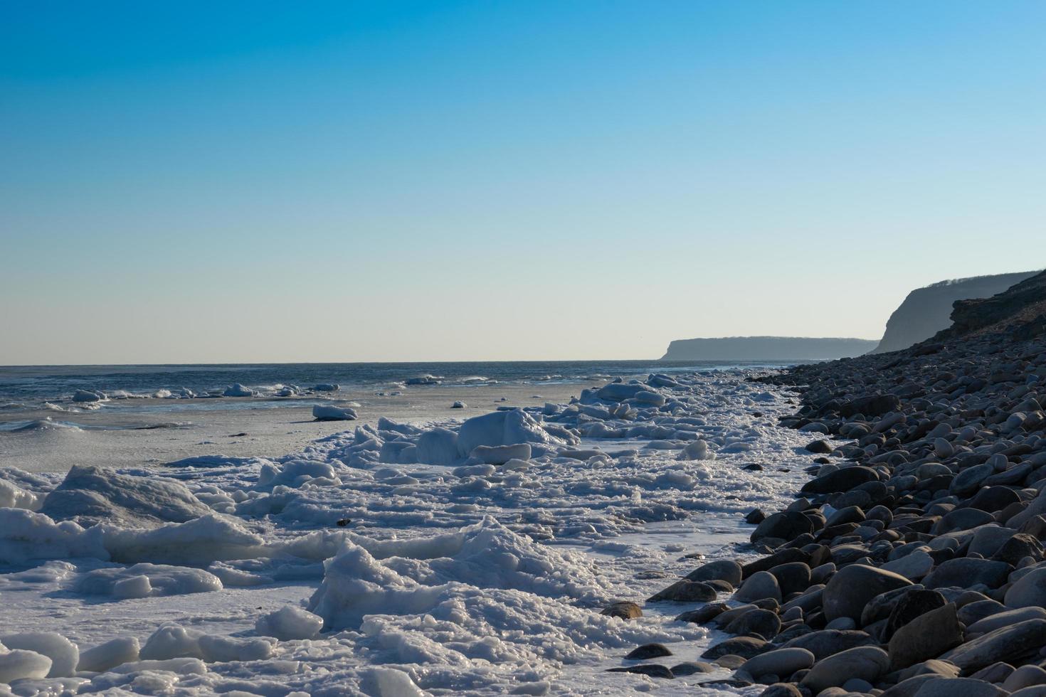 vista sul mare con costa in ghiaccio e neve foto