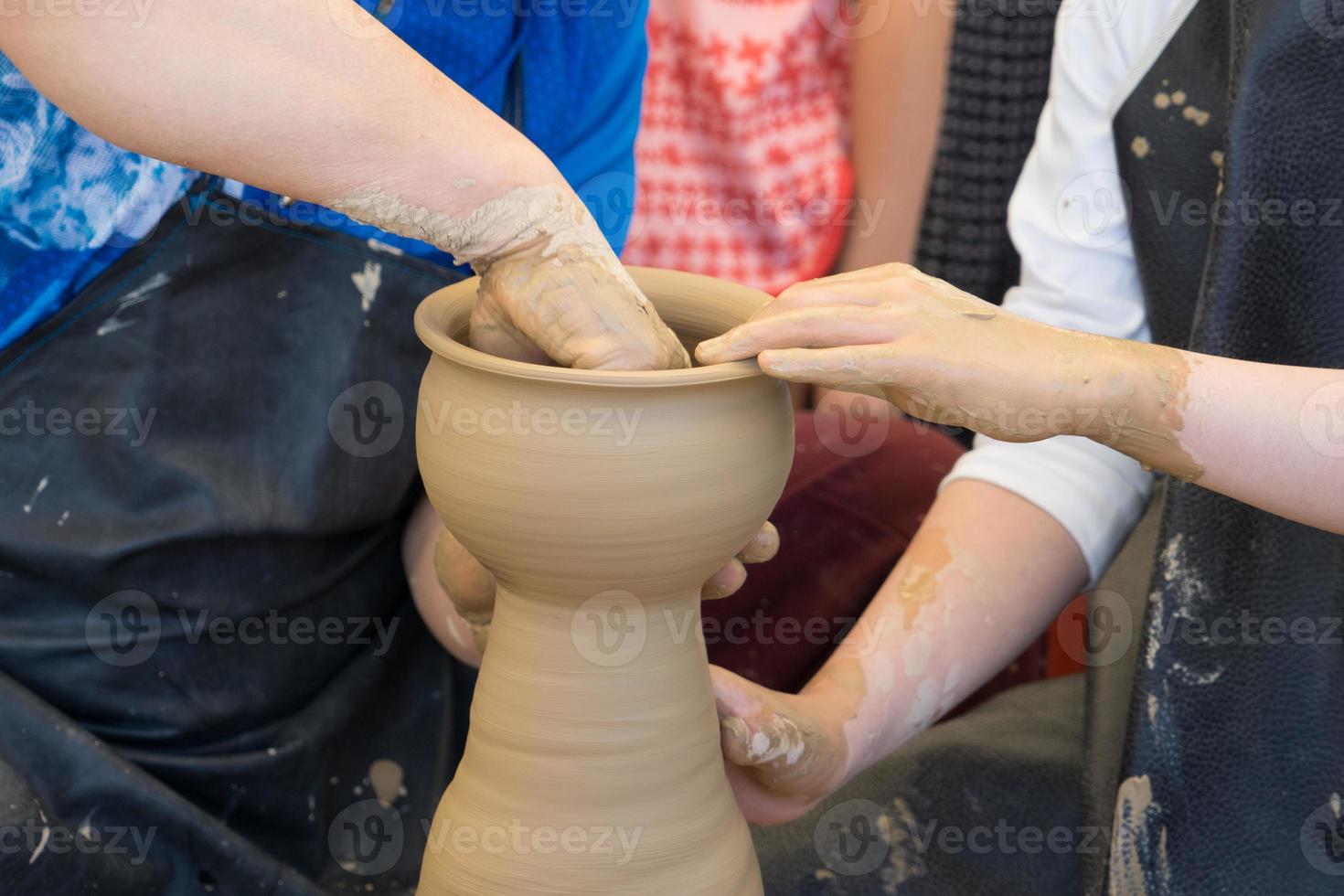 primo piano delle mani fa la ceramica foto