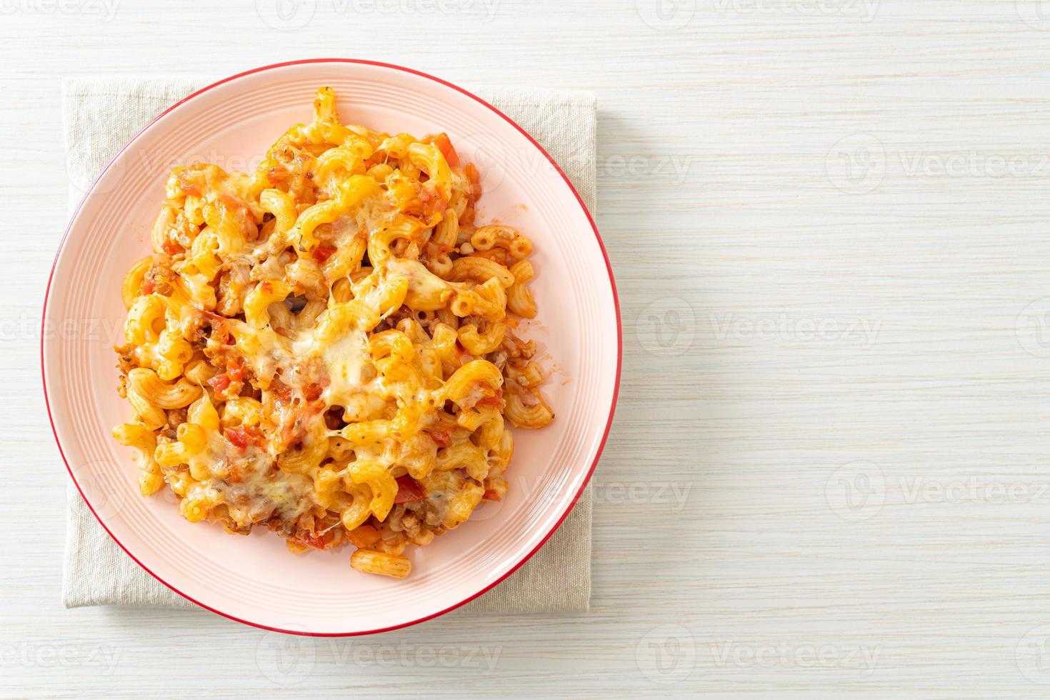 maccheroni fatti in casa alla bolognese con formaggio foto