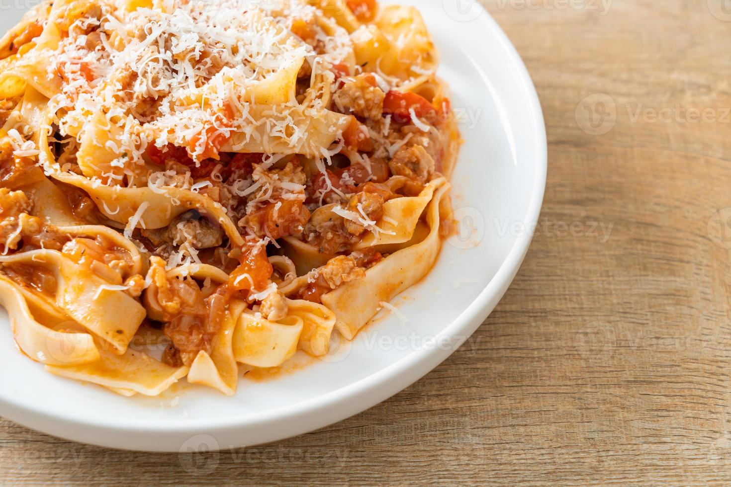 fettuccine fatte in casa alla bolognese con formaggio foto