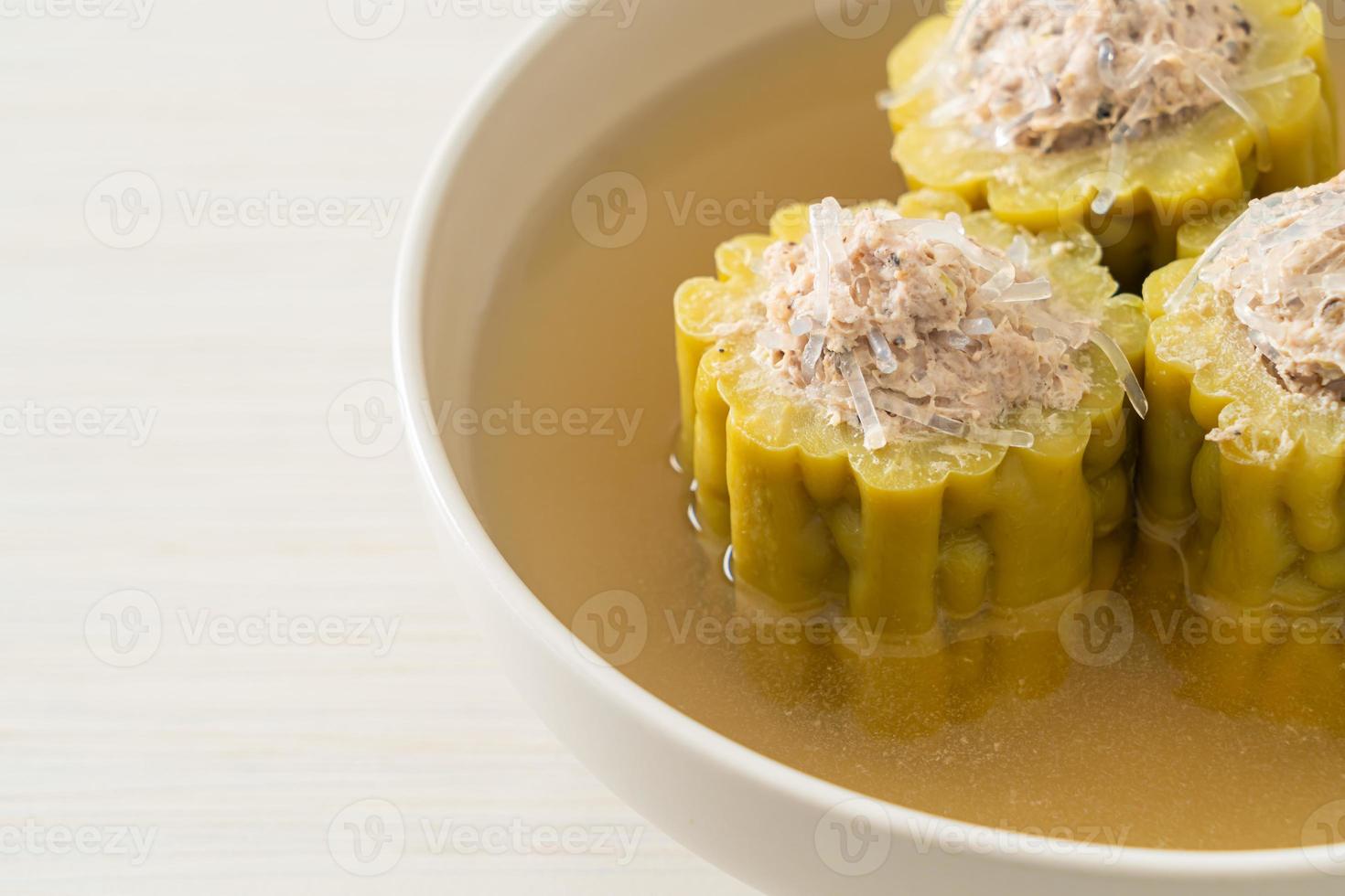 zucca amara farcita con zuppa di maiale macinata condita foto