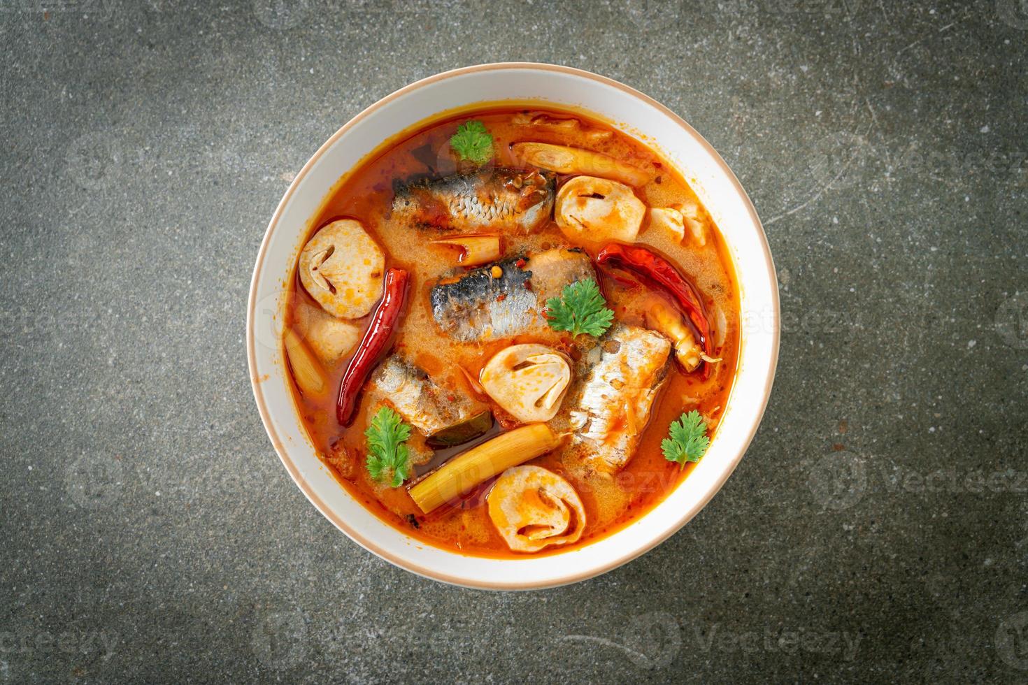 tom yum sgombro in scatola in zuppa piccante foto