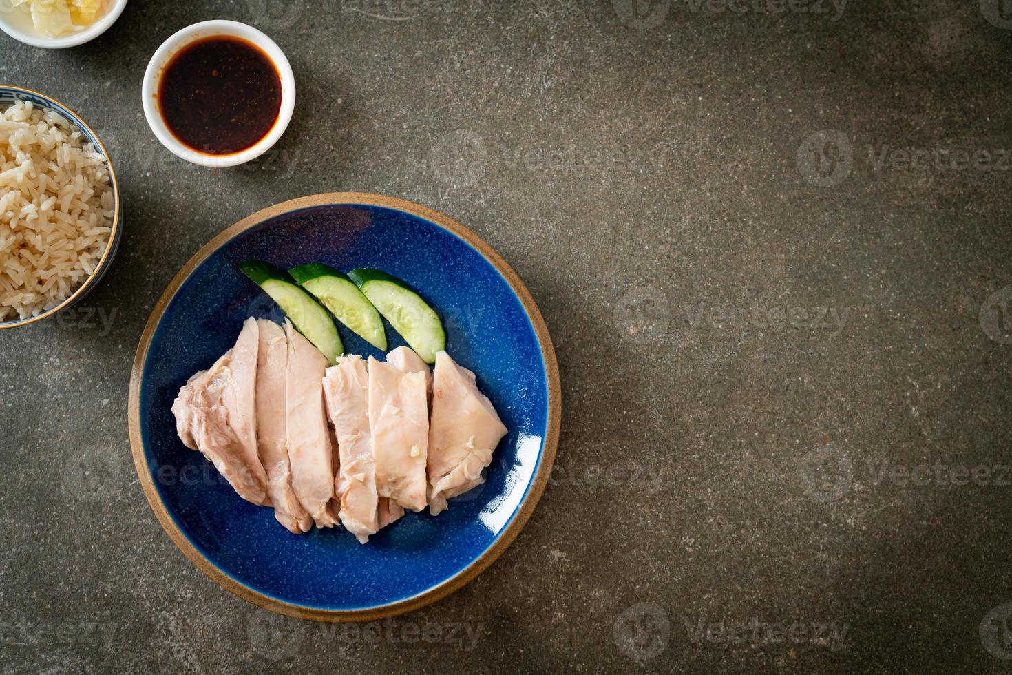 riso al pollo hainanese o riso al vapore con zuppa di pollo foto