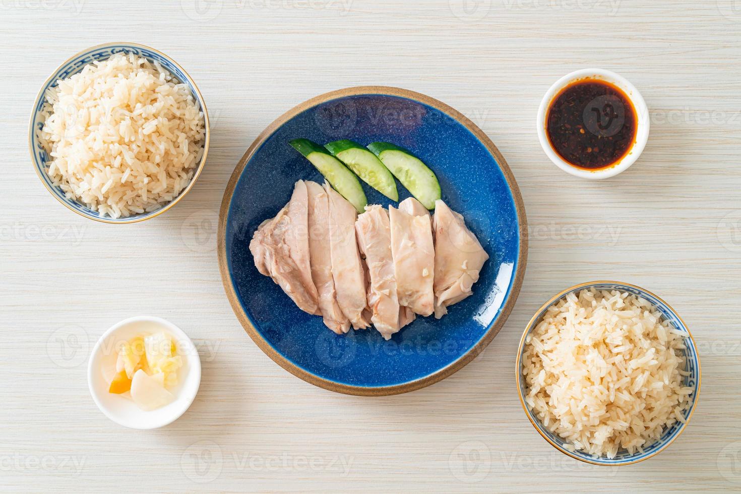 riso al pollo hainanese o riso al vapore con zuppa di pollo foto