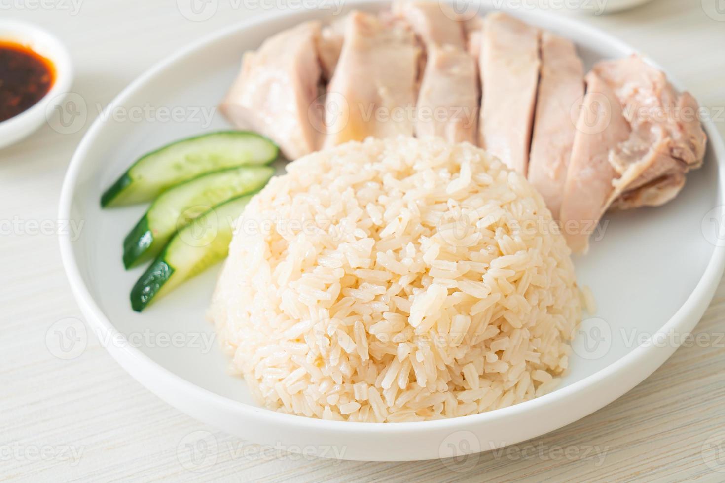 riso al pollo hainanese o riso al vapore con zuppa di pollo foto