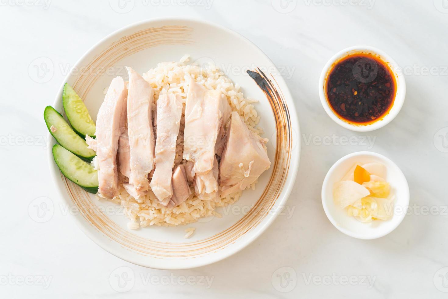 riso al pollo hainanese o riso al vapore con zuppa di pollo foto