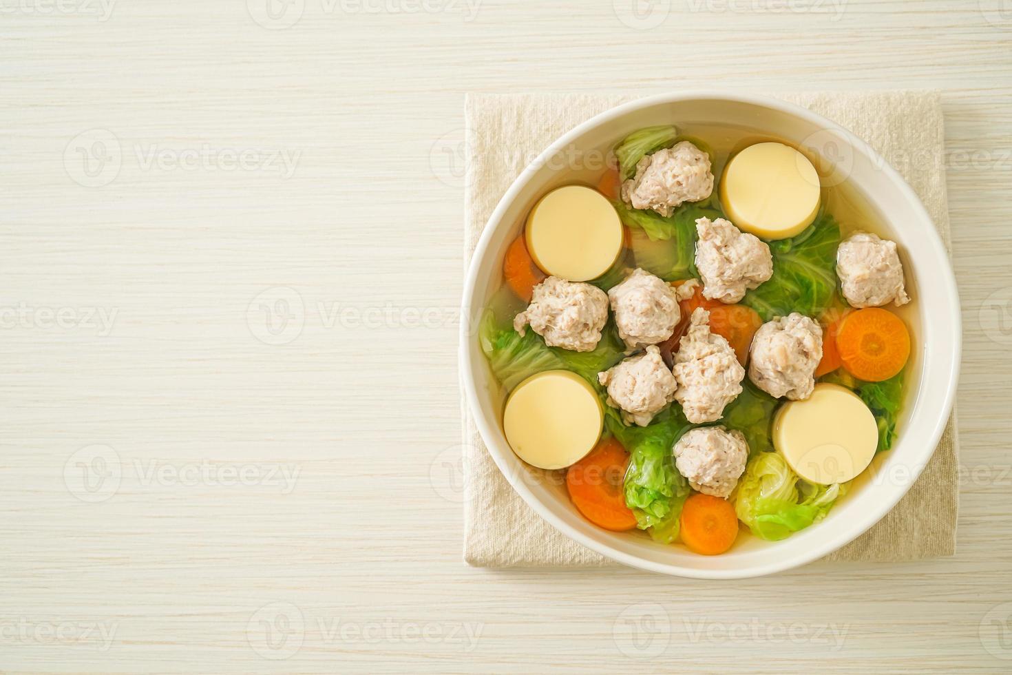 zuppa chiara con tofu e carne di maiale macinata foto