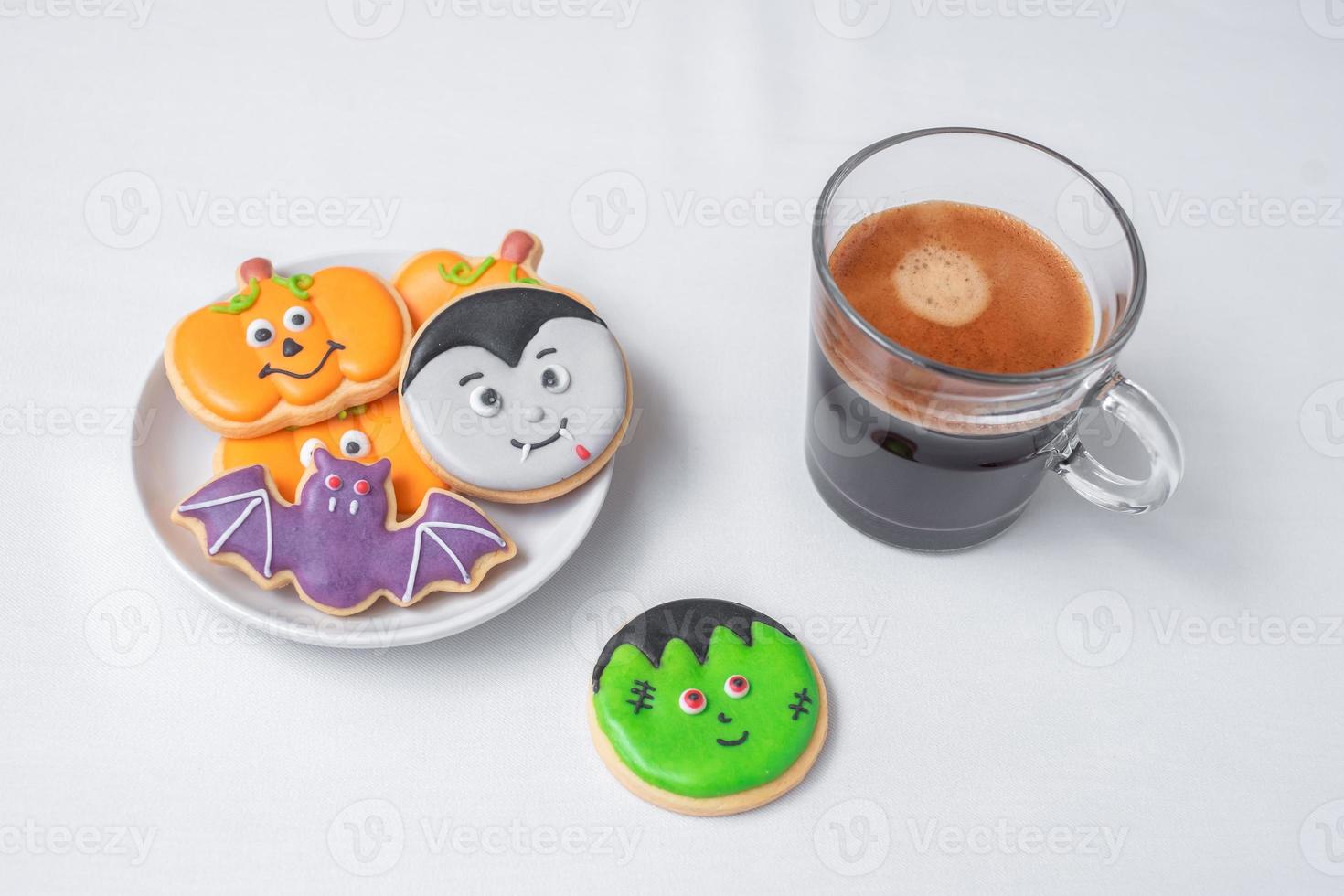 caffè espresso caldo o tazza di cioccolato con divertenti biscotti di halloween. buon giorno di halloween, trucco o minaccia, ciao ottobre, autunno autunno, tradizionale, festa e concetto di vacanza foto