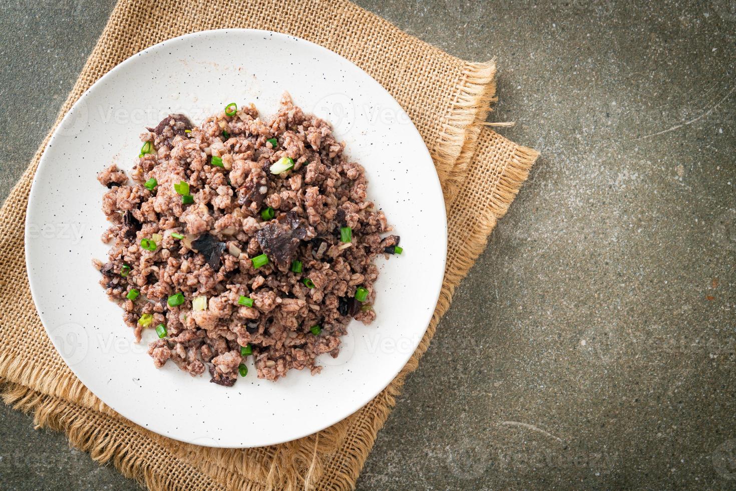 olive cinesi saltate in padella con carne di maiale macinata foto