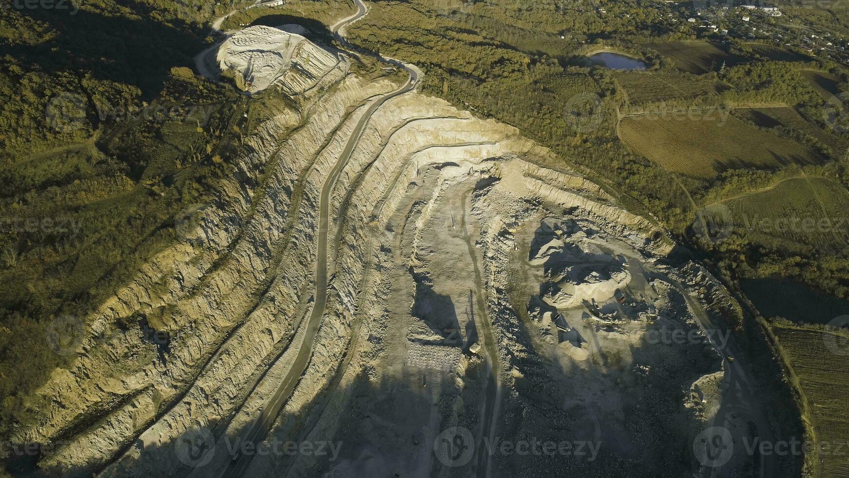 panoramico Visualizza di cava. sparo. superiore Visualizza di pittoresco cava collocato su costiero montagna vicino villaggio nel foresta. concetto di estrazione foto