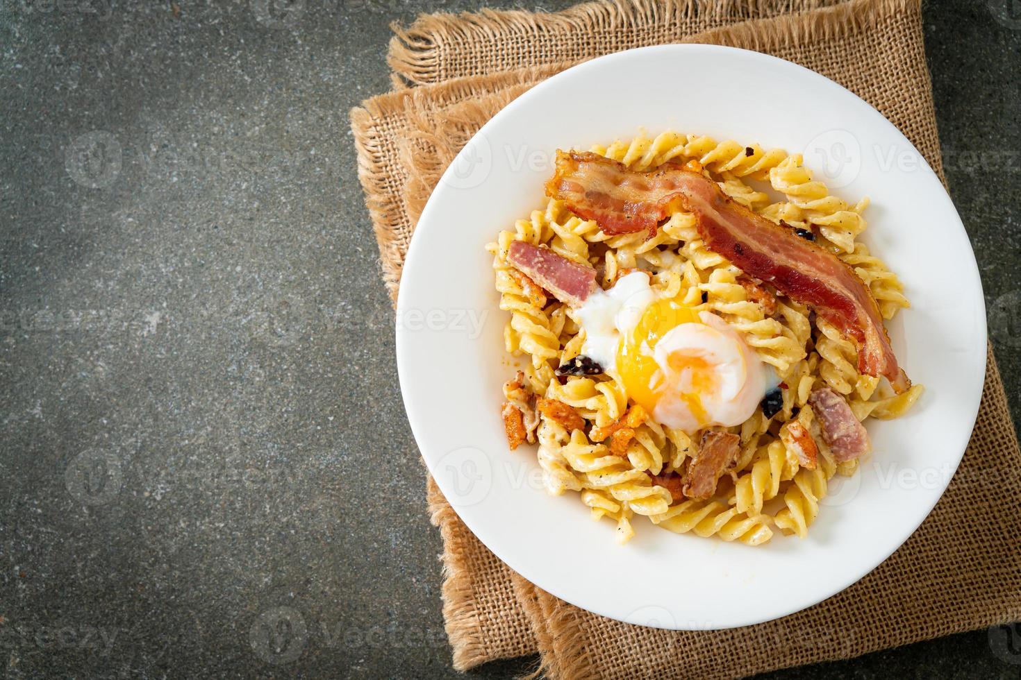 fusilli alla carbonara pancetta piccante foto