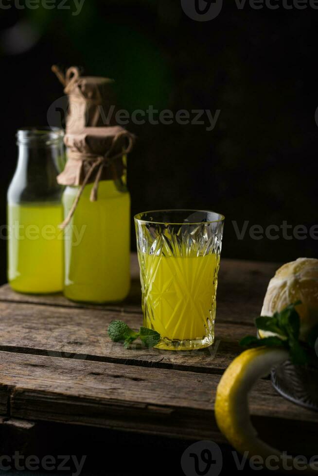 tradizionale italiano limoncello o Limone liquore foto