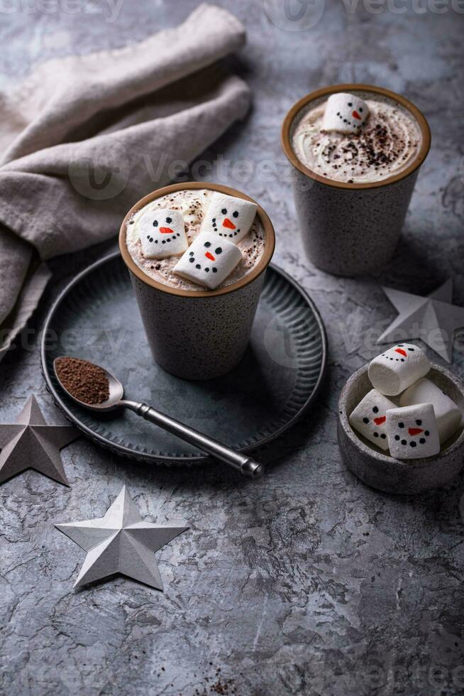 caldo cioccolato con pupazzo di neve marshmallow foto