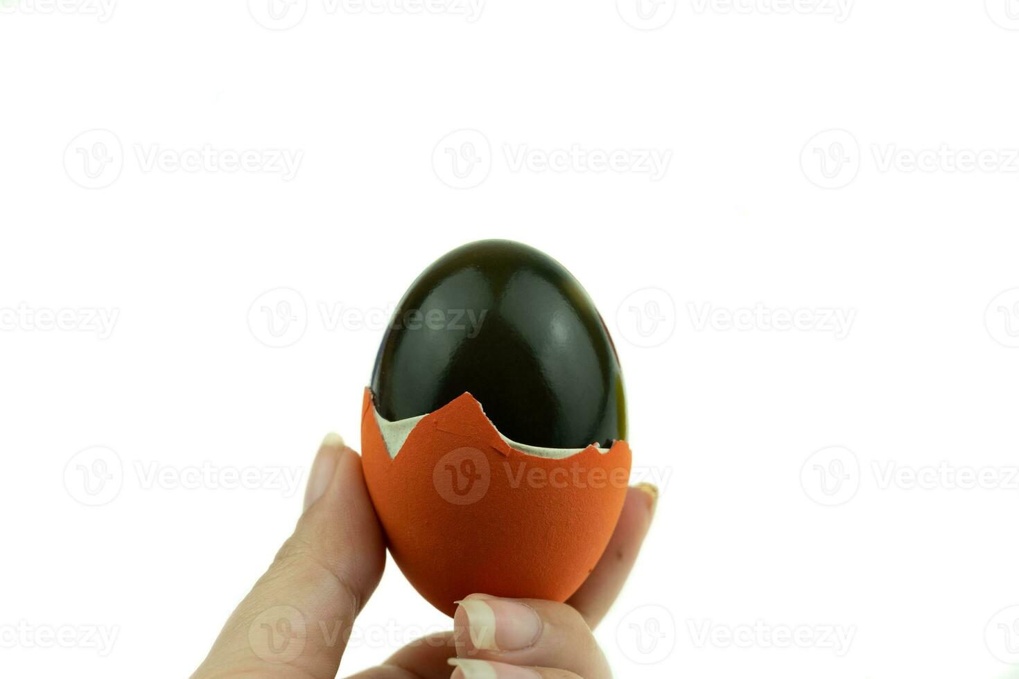 l'uovo del secolo o l'uovo conservato sono uova imbevute di calce viva che trasforma l'albume in verde o nero con il cibo tradizionale asiatico fatto con pollo d'anatra o uova di quaglia foto