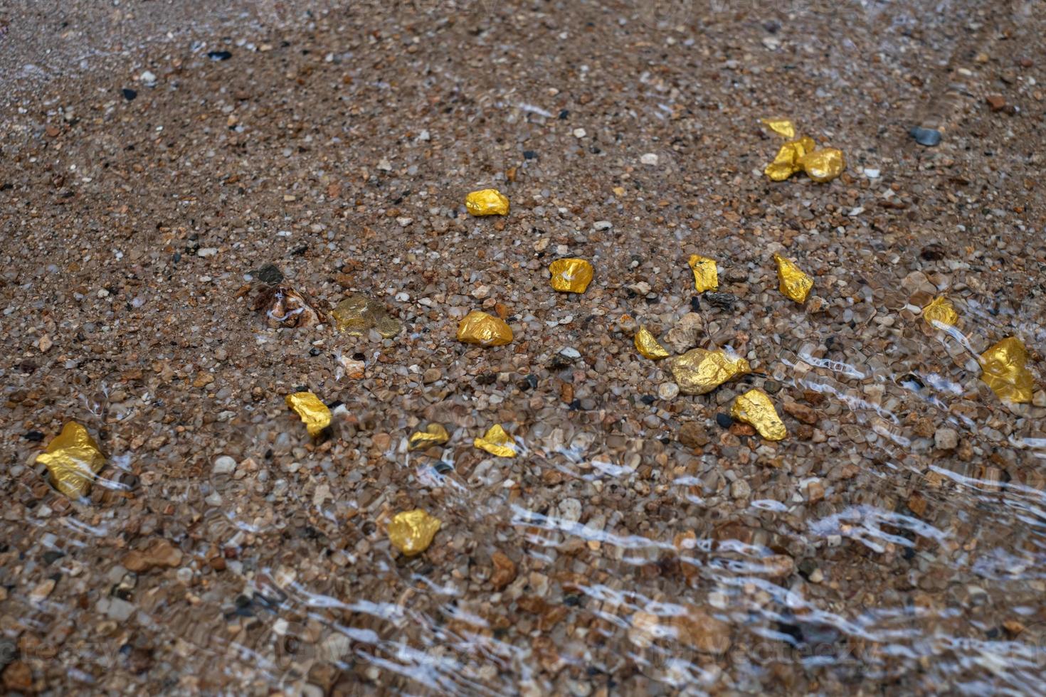 minerale di pepita d'oro puro trovato nella miniera con fonti d'acqua naturali foto