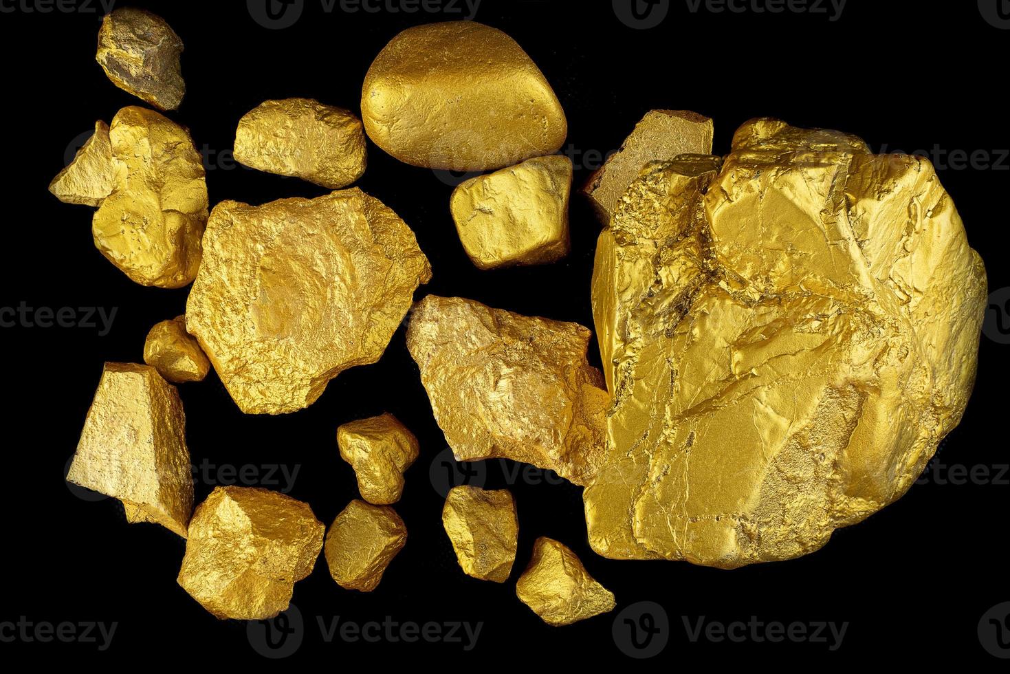 gruppo di preziose pepite d'oro a sfondo nero foto