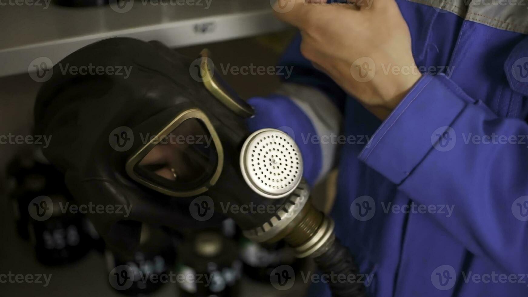 controllo gas maschere. clip. analisi di nuovo gas maschere nel il flusso di lavoro a fabbriche foto