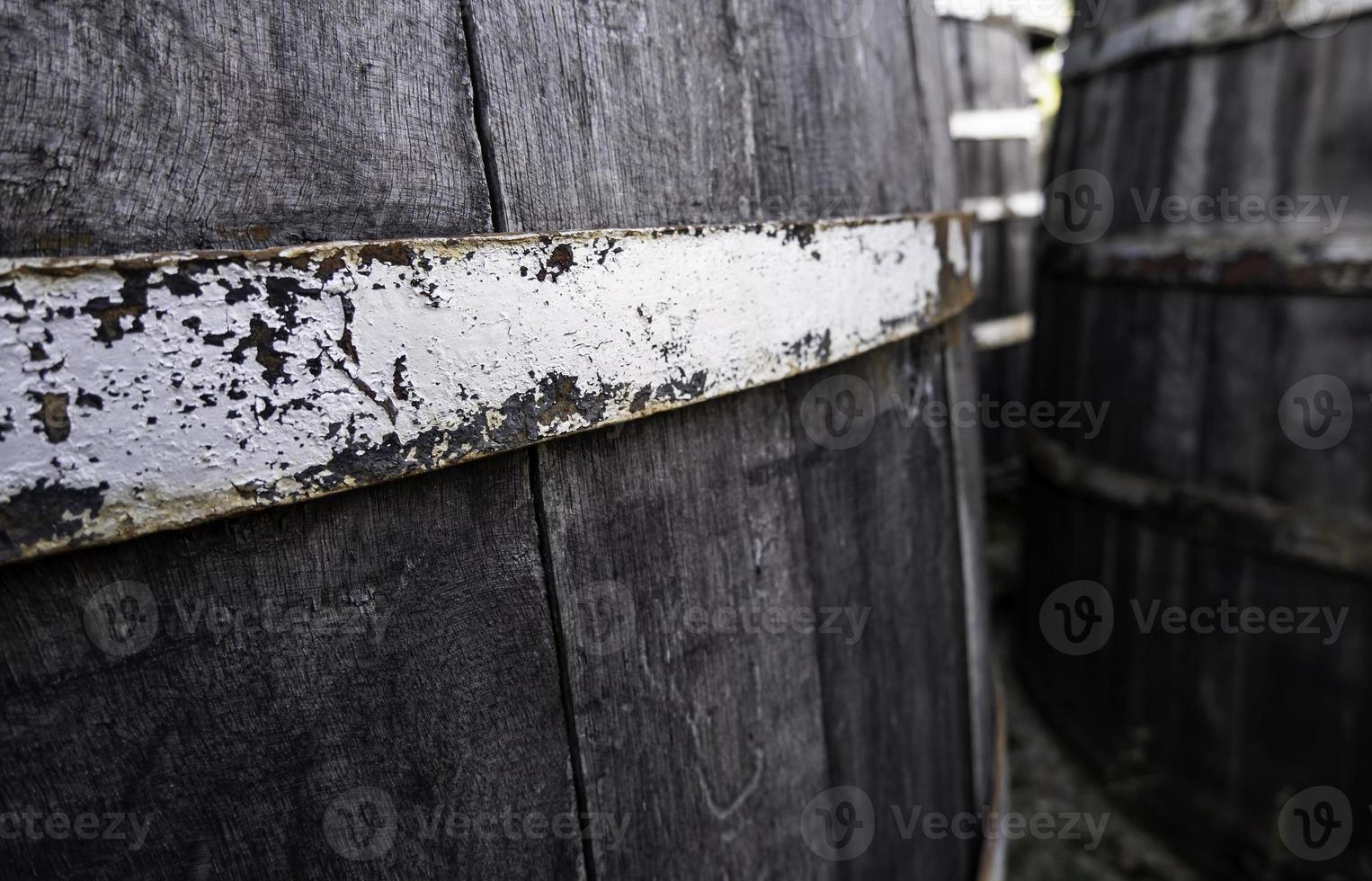 vecchie botti di legno arrugginite foto