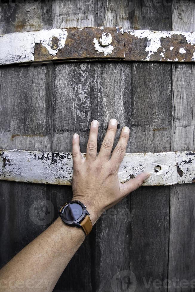 vecchie botti di legno arrugginite foto