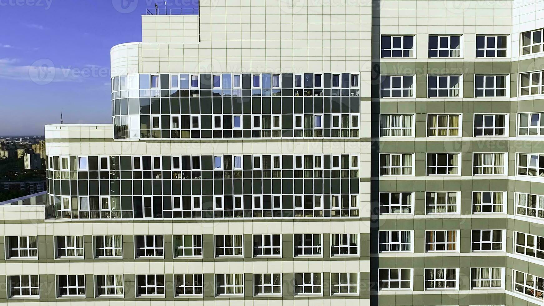 aereo Visualizza su appartamento edificio o appartamento edificio con sole riflessione. clip. grande bianca moderno appartamento edificio Visualizza a partire dal il cielo, foto