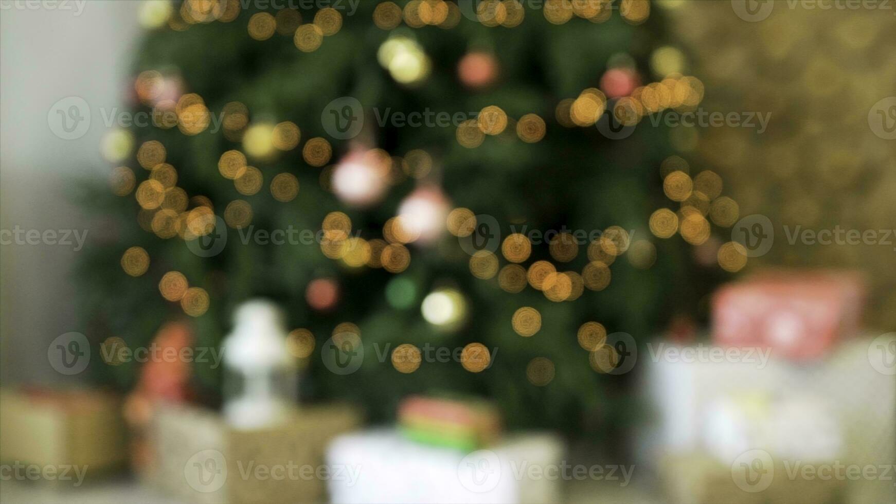 sfocato Visualizza di Natale albero con Fata luci. Natale sfondo con splendente luci foto