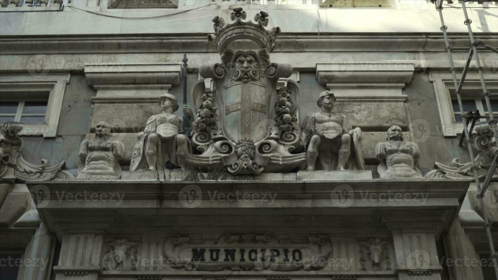 elementi di architettonico decorazioni di edifici concetto. azione. facciata di un vecchio europeo edificio decorato di culture e statue nel il città strada. foto