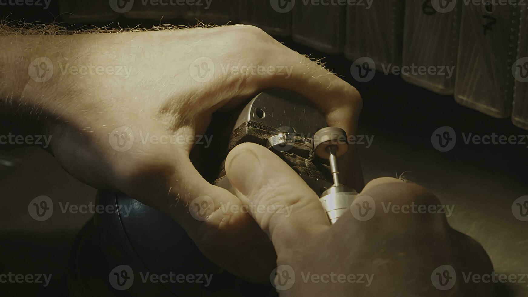 produzione di anelli. gioielliere Lavorando con cera modello squillare nel il suo officina. mestiere gioielleria fabbricazione. dettaglio tiro con Basso profondità di campo. gioielliere fabbricazione fatto a mano gioielleria su Vintage ▾ banco di lavoro. mestiere di foto