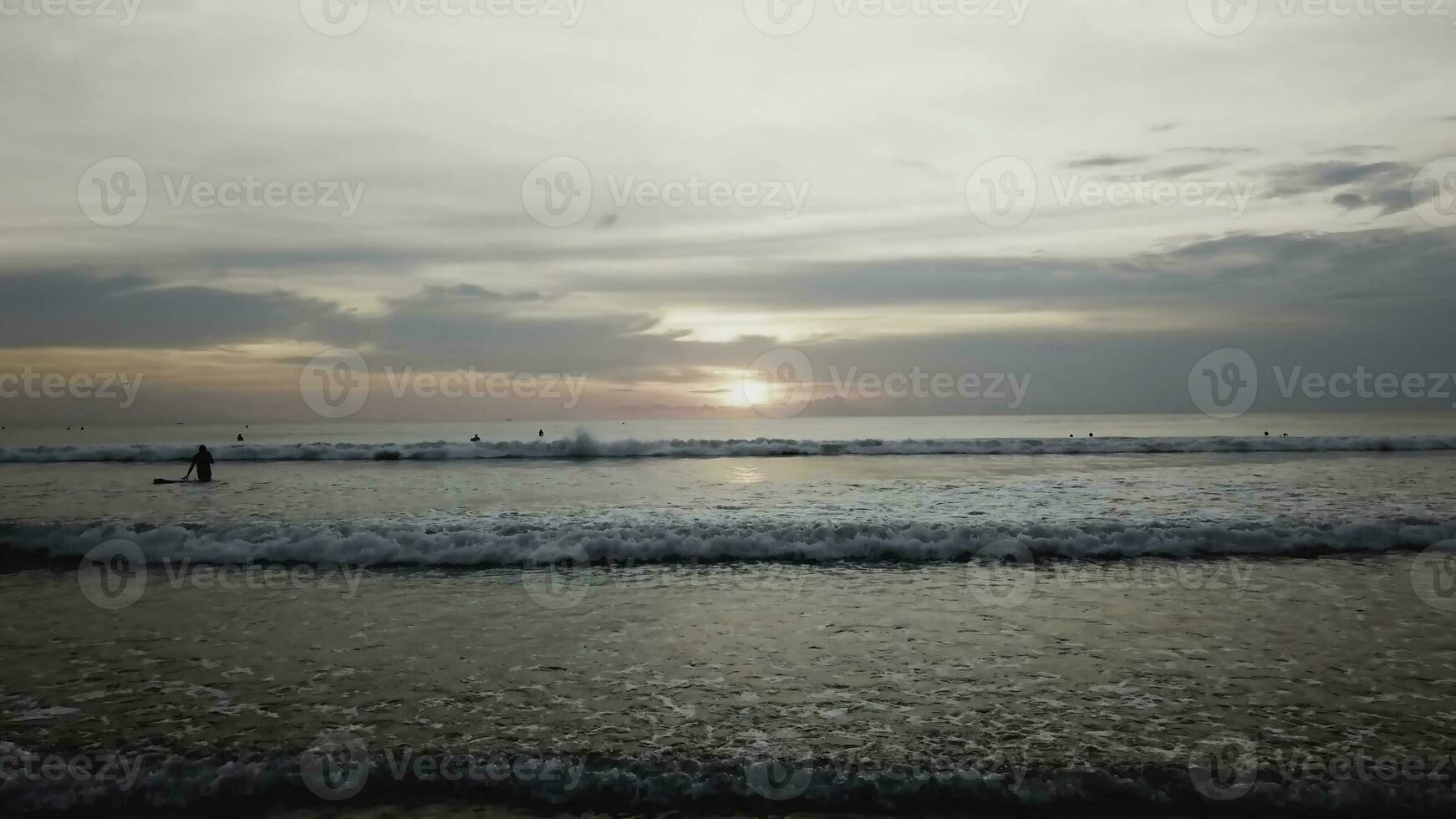 d'oro tramonto su il oceano riva e sabbia. video. oceano onde su il riva su tramonto foto