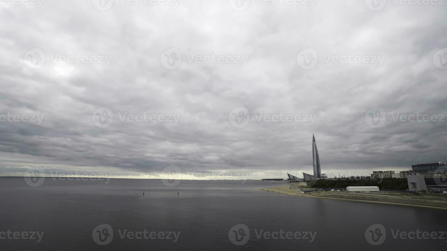 Russia, st. pietroburgo, panoramico Visualizza di grattacielo lakhta centro a giorno volta. azione. massimo grattacielo nel Europa e il pesante nuvoloso cielo sopra neva fiume. foto