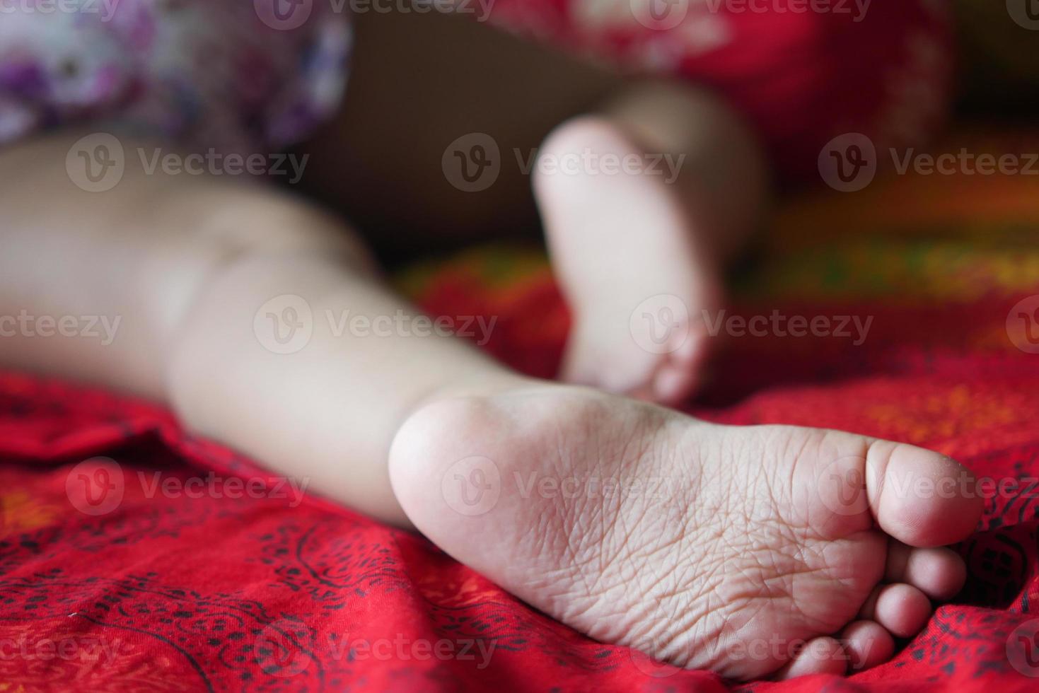 primo piano dei piedi asciutti del bambino sul letto, foto