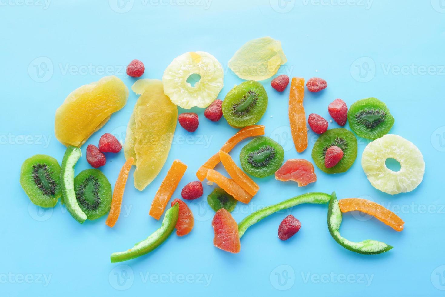 frutta secca e bacche su sfondo blu foto