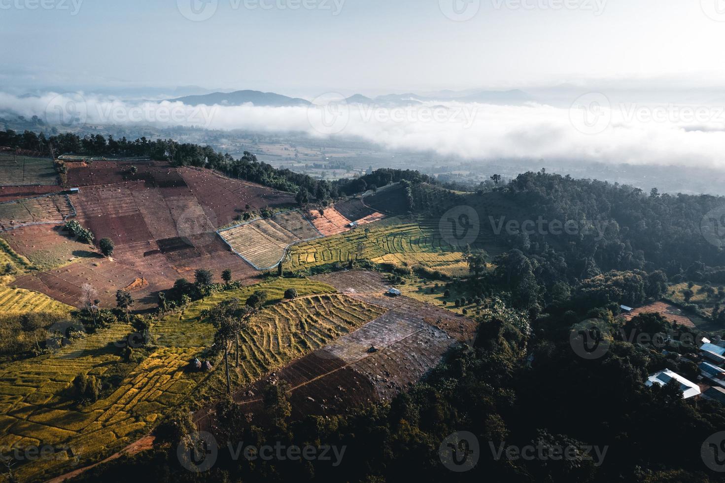 villaggi e terreni agricoli rurali in tarda mattinata foto