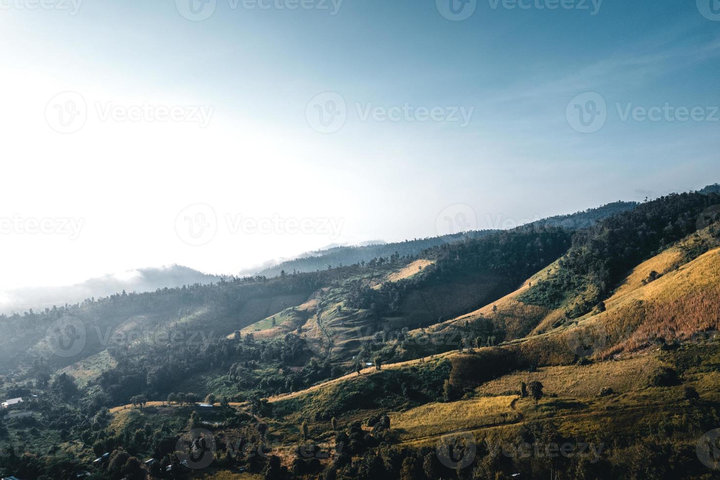 villaggi e terreni agricoli rurali in tarda mattinata foto