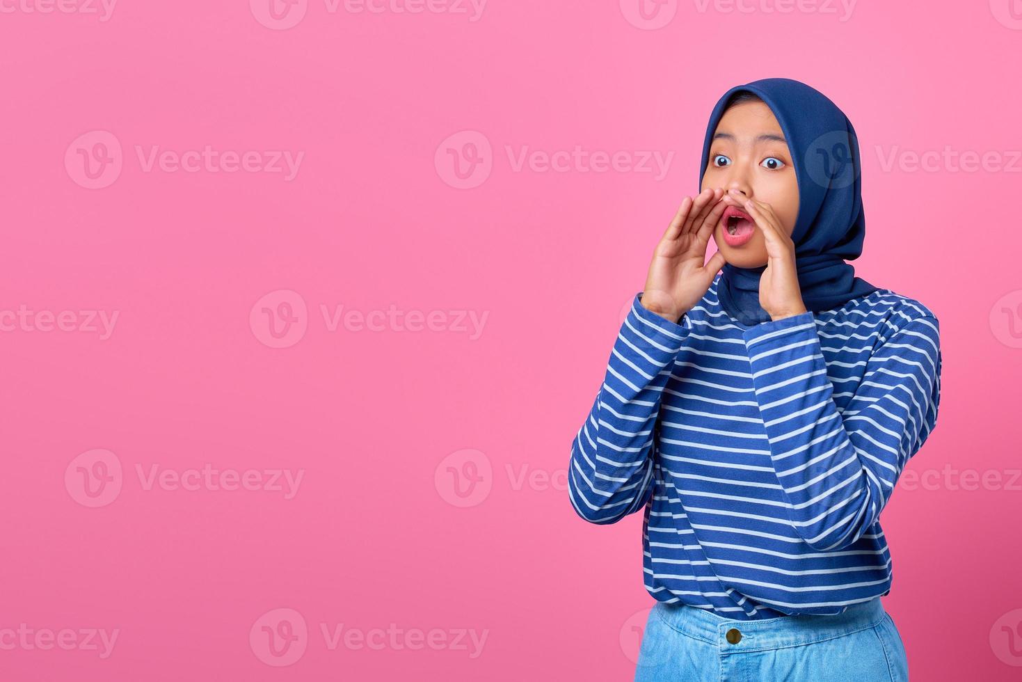 ritratto di giovane donna asiatica urlante con espressione scioccata foto