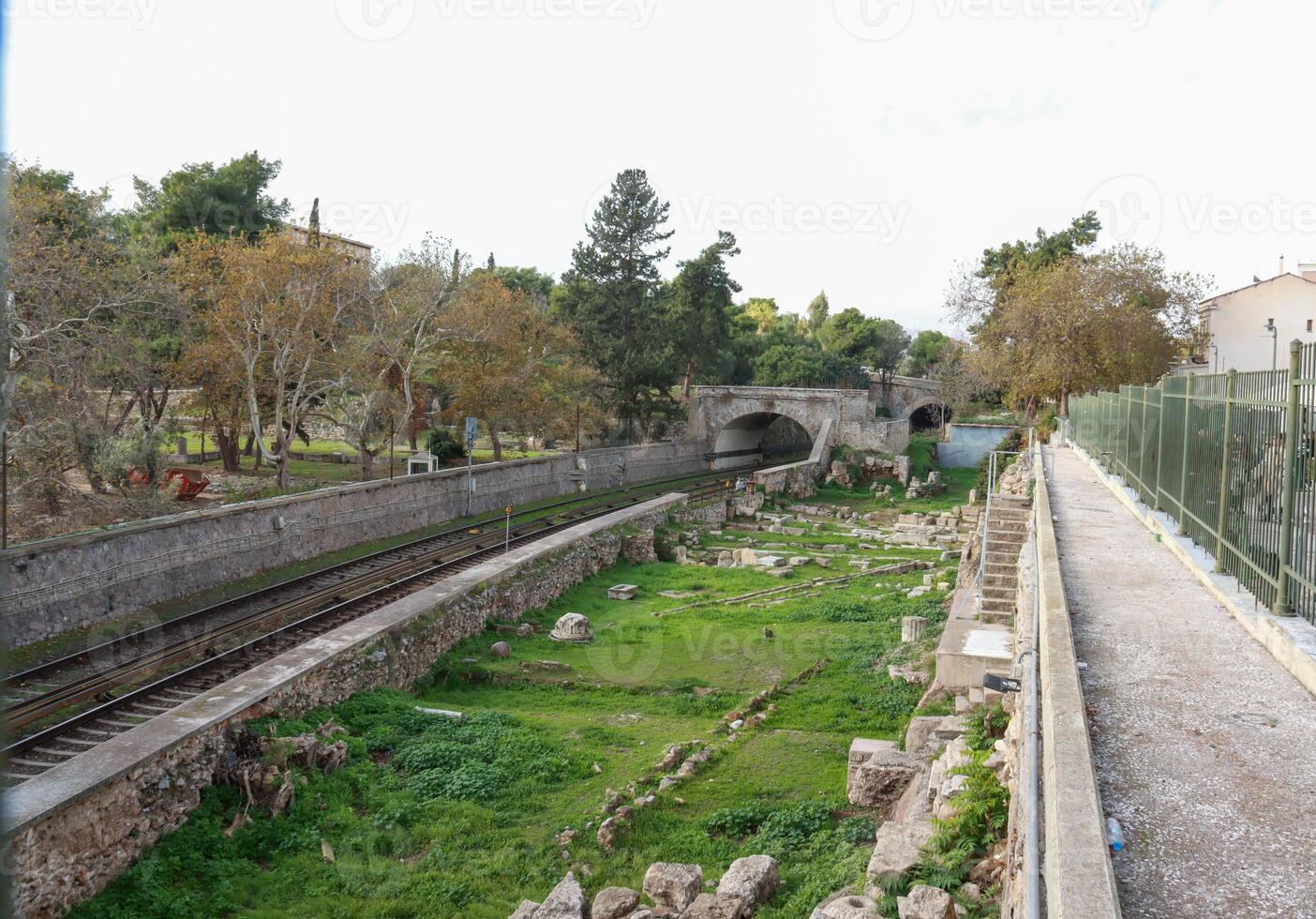treno brani quello correre accanto il antico agorà nel Atene, Grecia foto