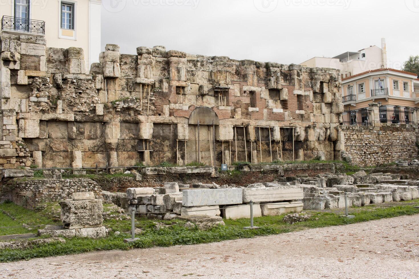 antico rovine di adriani biblioteca su il nord lato di il acropoli Atene, Grecia foto