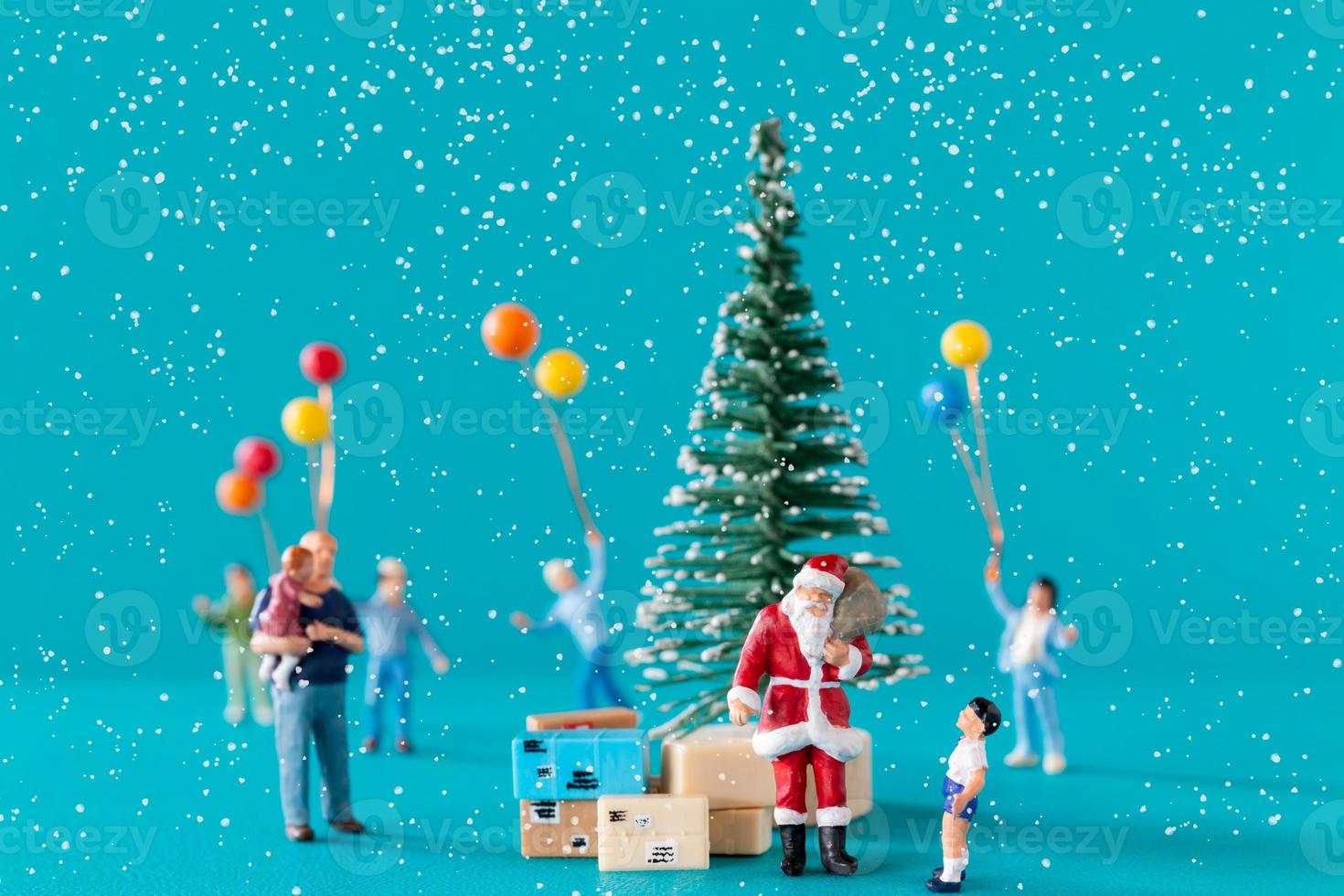 persone in miniatura, confezione regalo di consegna di Babbo Natale per bambini foto