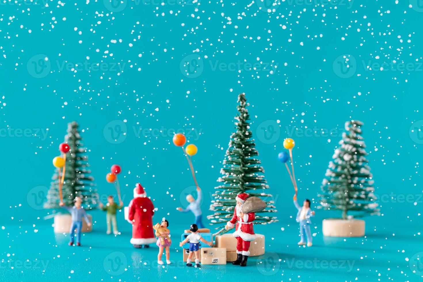 persone in miniatura, confezione regalo di consegna di Babbo Natale per bambini foto