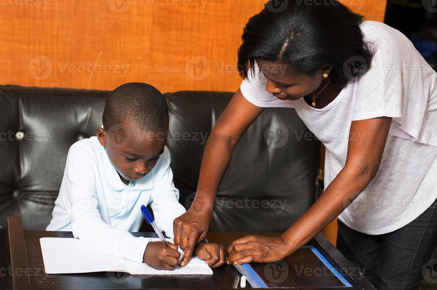 scolaro che studia con sua madre a casa. foto