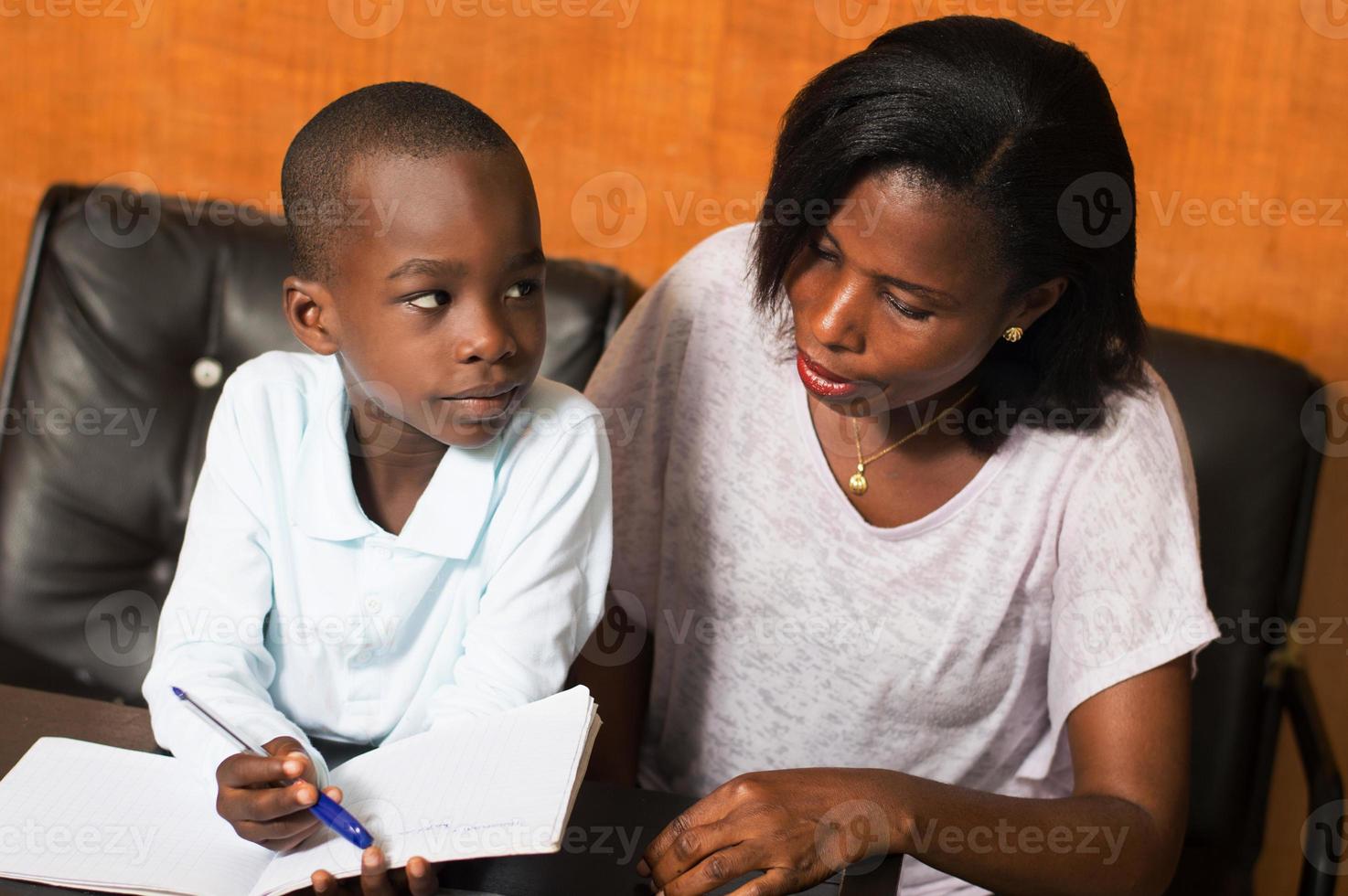 scolaro che studia con sua madre a casa. foto