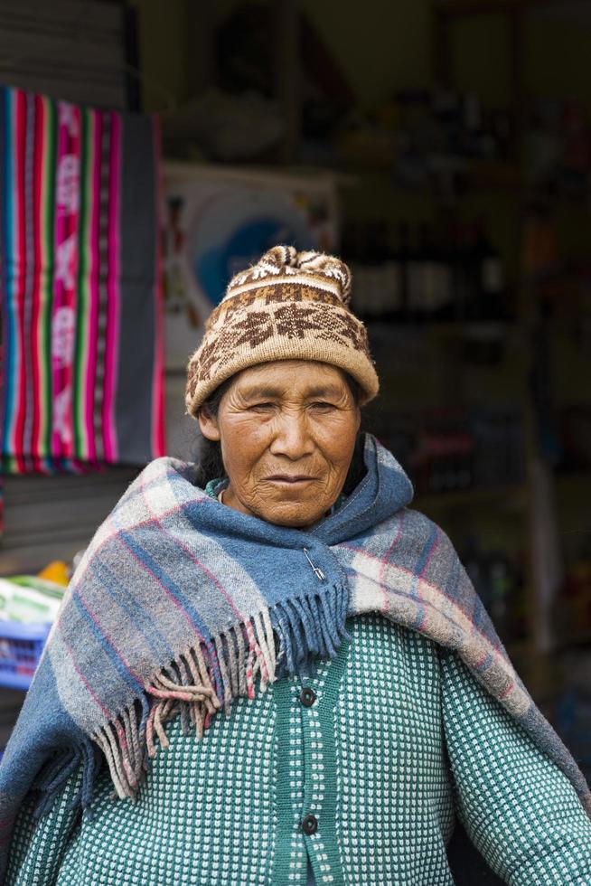 copacabana, bolivia, 8 gennaio 2018 - donna non identificata sulla strada di copacabana, bolivia. copacabana è la principale città boliviana sul lago titicaca foto