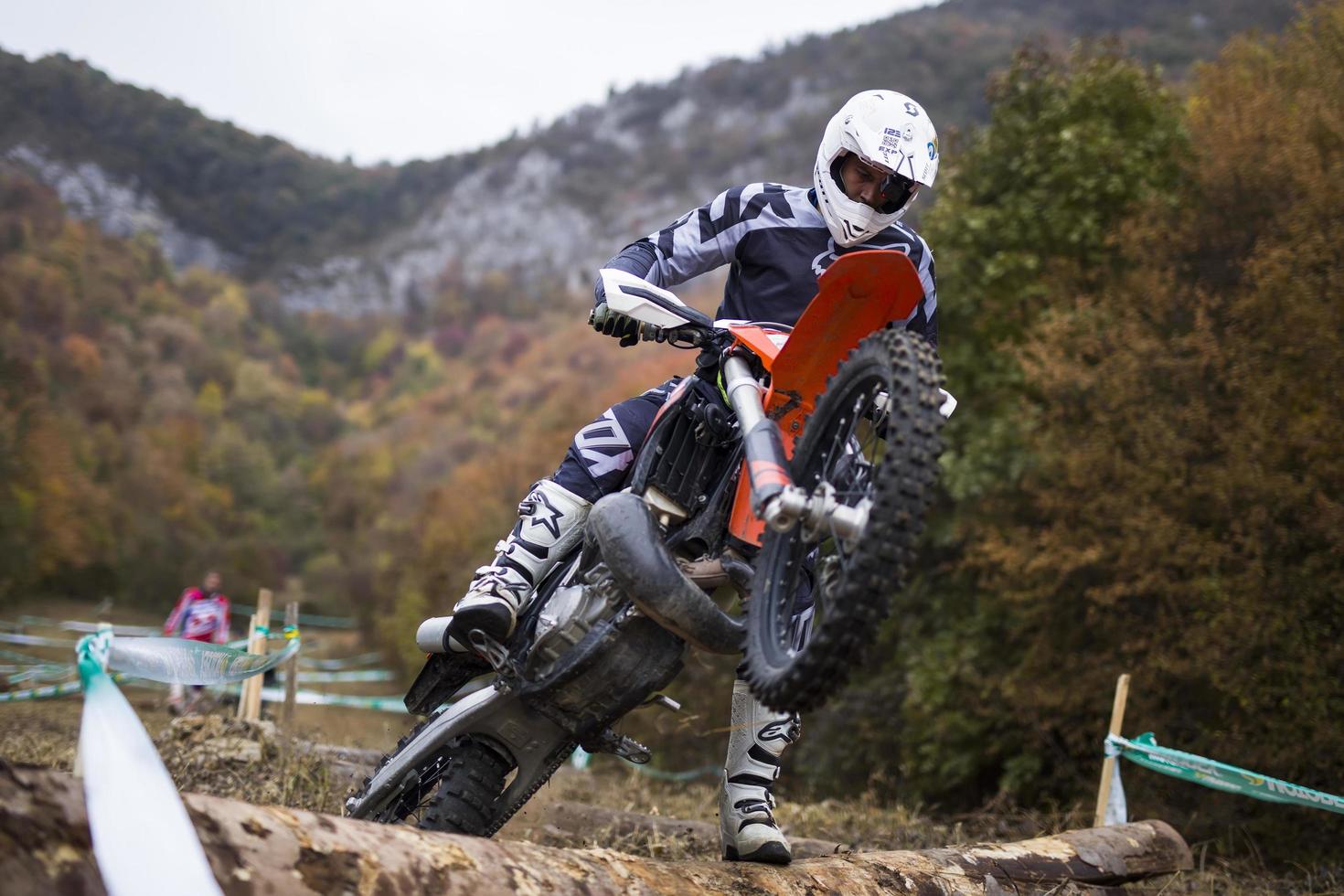 soko banja, serbia, 20 ottobre 2018 - pilota non identificato alla gara di hard enduro a soko banja, serbia. questa gara di moto offroad si è svolta dal 20 al 21 ottobre 2018. foto