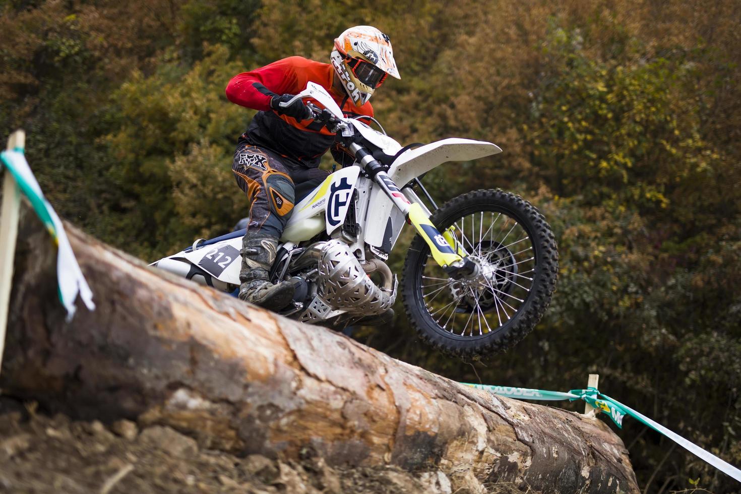 soko banja, serbia, 20 ottobre 2018 - pilota non identificato alla gara di hard enduro a soko banja, serbia. questa gara di moto offroad si è svolta dal 20 al 21 ottobre 2018. foto