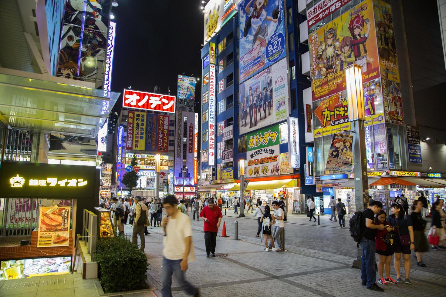 tokyo, giappone, 5 ottobre 2016 - persone non identificate per strada nel distretto di akihabara a tokyo. akihabara è un centro culturale otaku e un quartiere commerciale per videogiochi e prodotti informatici foto