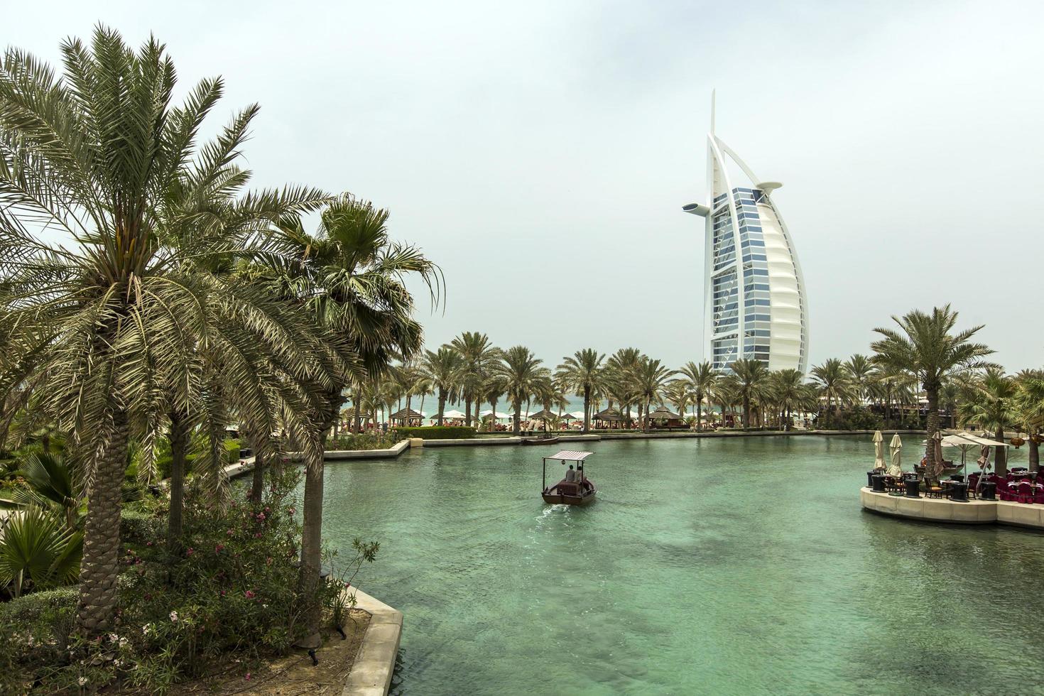 dubai, Emirati Arabi Uniti, 8 maggio 2015 - persone non identificate a madinat jumeirah a dubai. madinat jumeirah comprende due hotel e gruppi di 29 case tradizionali arabe. foto