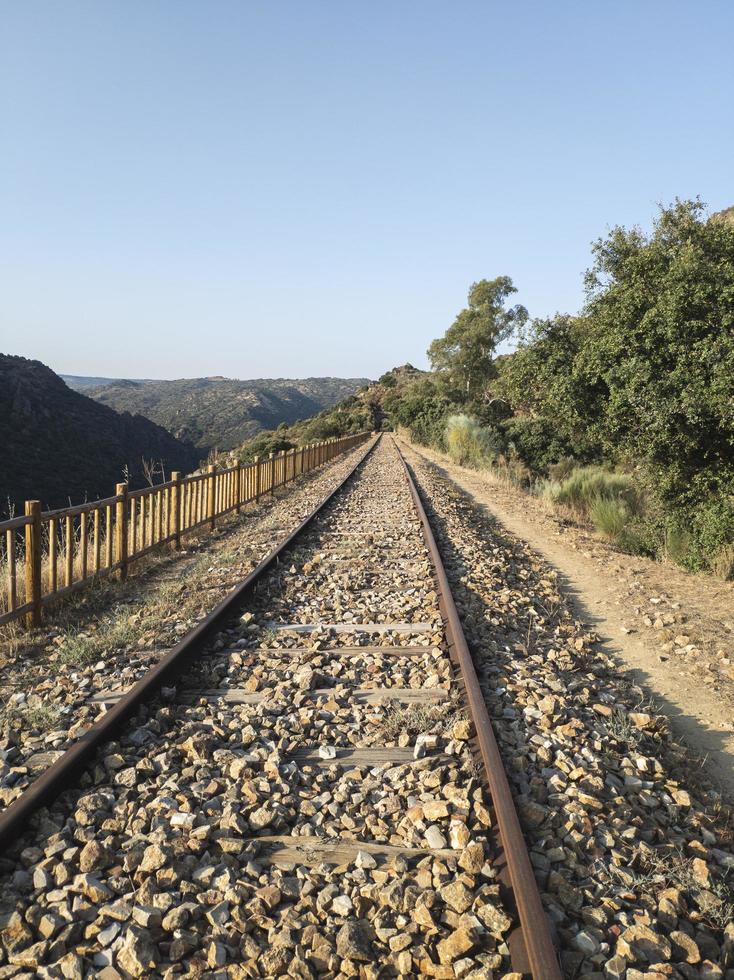 binari ferroviari abbandonati attraverso le montagne foto