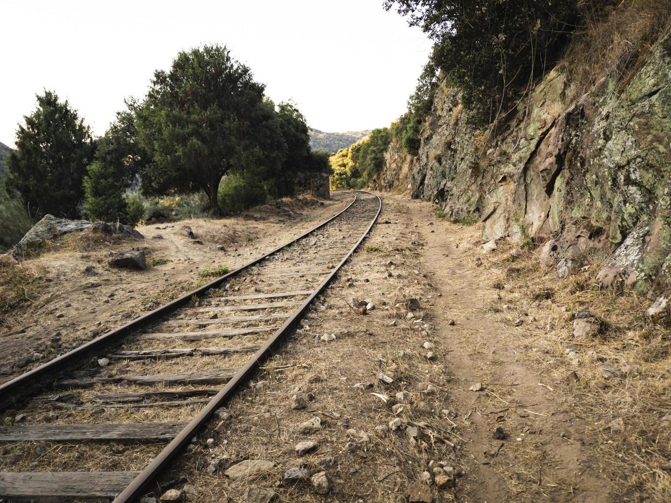 binari ferroviari abbandonati attraverso le montagne foto