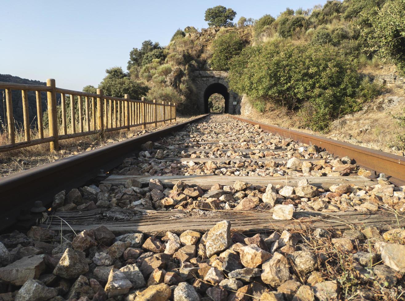 vecchio tunnel del treno attraverso le montagne foto