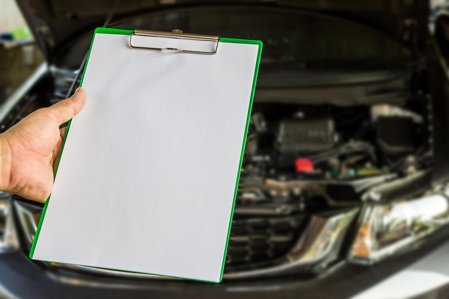 mano un' uomo hold dai un'occhiata foglio carta per Manutenzione concetto di auto foto